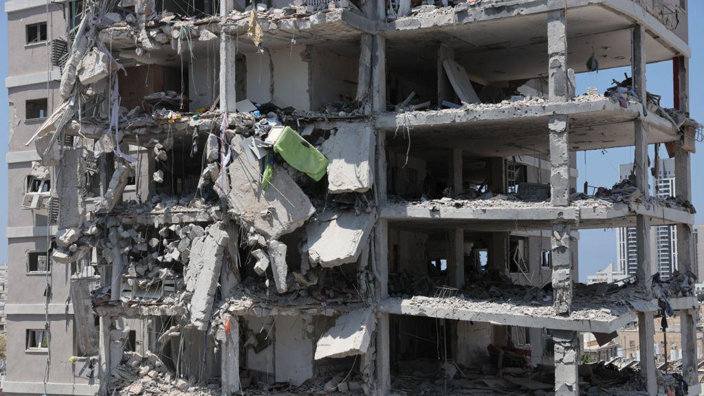 Um bloco residencial em Bat Yam, ao sul de Tel Aviv, atingido por ataques iranianos