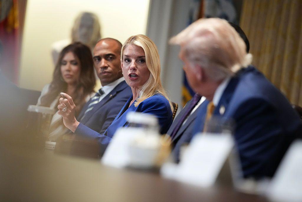 Pam Bondi le habla a Donald Trump