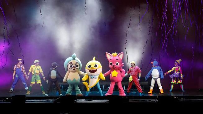 Hogi, Baby Shark y Pinkfong actúan durante el espectáculo "Pinkfong Baby Shark Live!", presentado por Pinkfong en el Kings Theatre el 8 de noviembre de 2019 en Brooklyn, Nueva York.