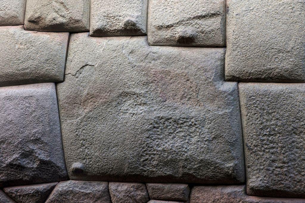 Un muro de piedra tallada, de gran complejidad, con doce puntos angulares, se encuentra en una calle de Cuzco, Perú