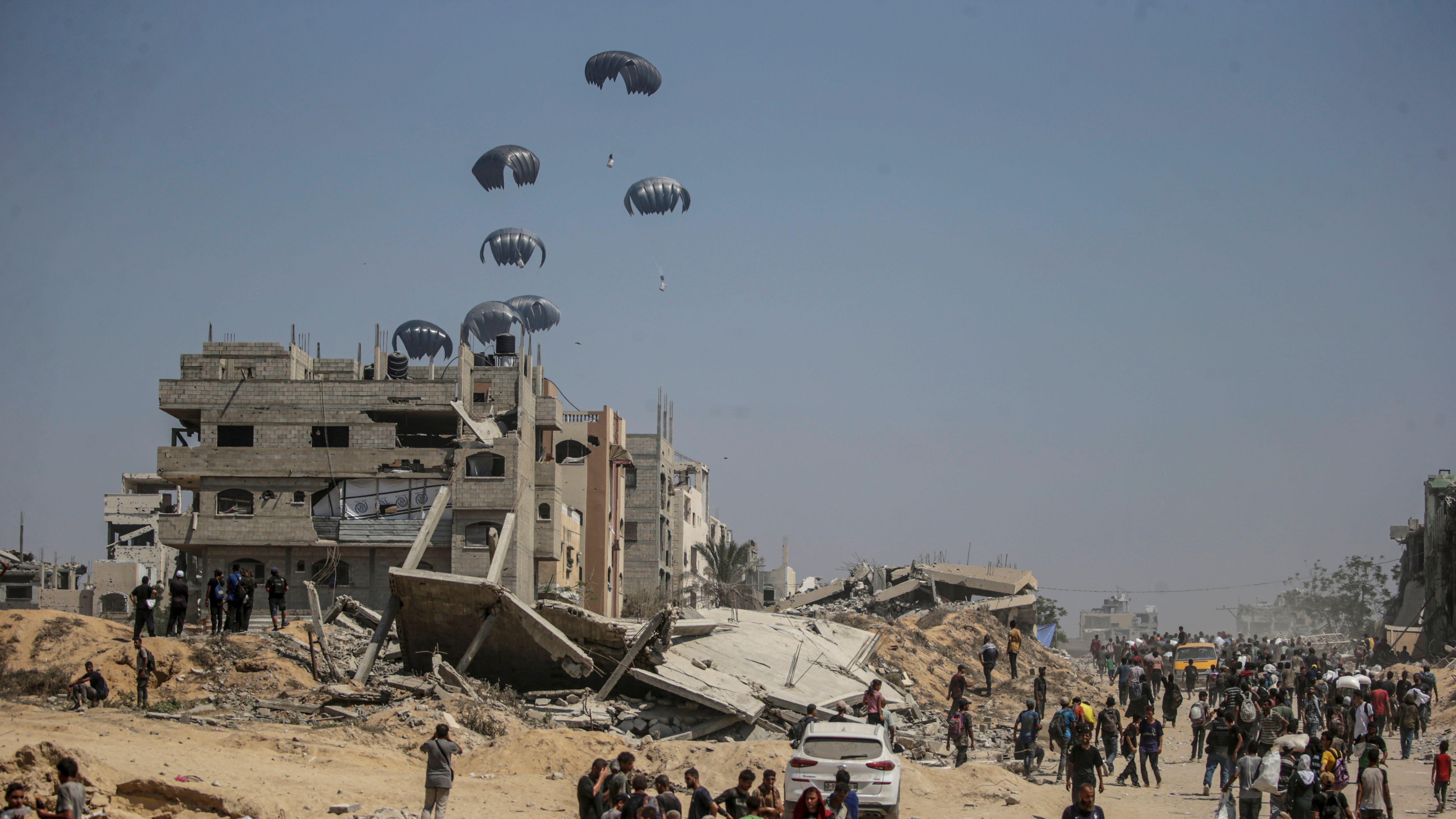 Ajuda humanitária lançada por via aérea pelo Exército Real da Jordânia chega ao norte da Faixa de Gaza, em 27 de julho de 2025. Mais de 130 palestinos, a maioria crianças, morreram de desnutrição na Faixa de Gaza, informou o Ministério da Saúde Palestino em 27 de julho. Jordânia inicia lançamento aéreo de ajuda sobre a Faixa de Gaza - 27 de julho de 2025
