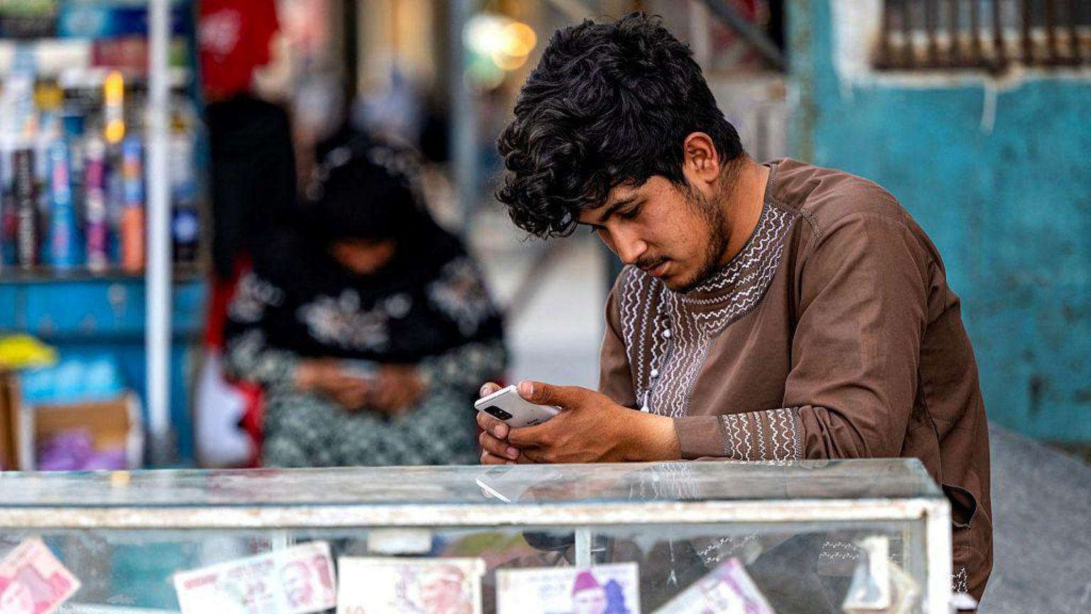 Hombre en Afganistán revisa su teléfono.