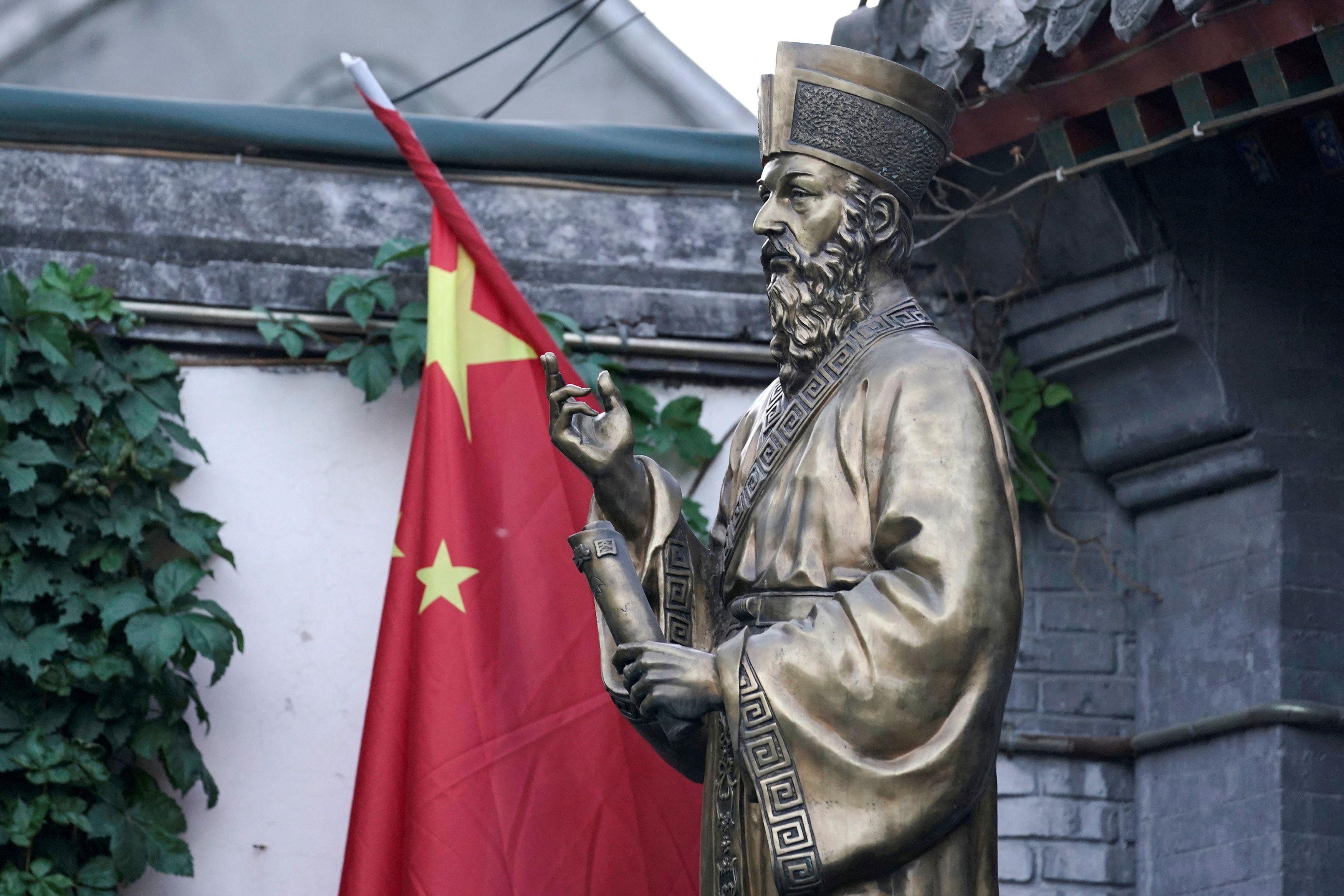 竪立在北京南堂（宣武門天主堂）外的利瑪竇銅像