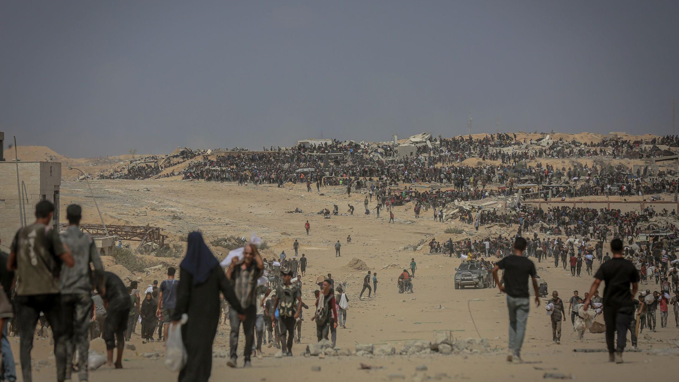 فلسطينيون يعانون من نقص حاد في الغذاء وسط استمرار الهجمات الإسرائيلية والحصار، يتجمعون بالقرب من معبر زيكيم لتلقي مساعدات محدودة في شمال غرب غزة. تجمّعت الحشود مع توزيع الدقيق ومواد أساسية أخرى في المنطقة، نهاراً. 