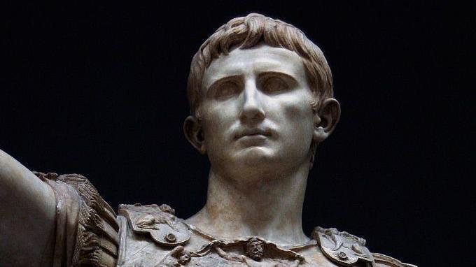 La cabeza y los hombros de una escultura del emperador romano César Augusto