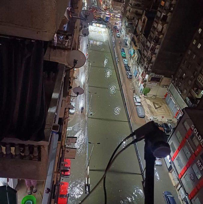 غرق شوارع الاسكندرية بعد نصف ساعة من الأمطار الرعدية المصحوبة بتساقط كرات الثلج والبرد وتعذر صرف بلاعات المطر للكميات الكبيرةمن المياه التي سقطت في وقت قصير 