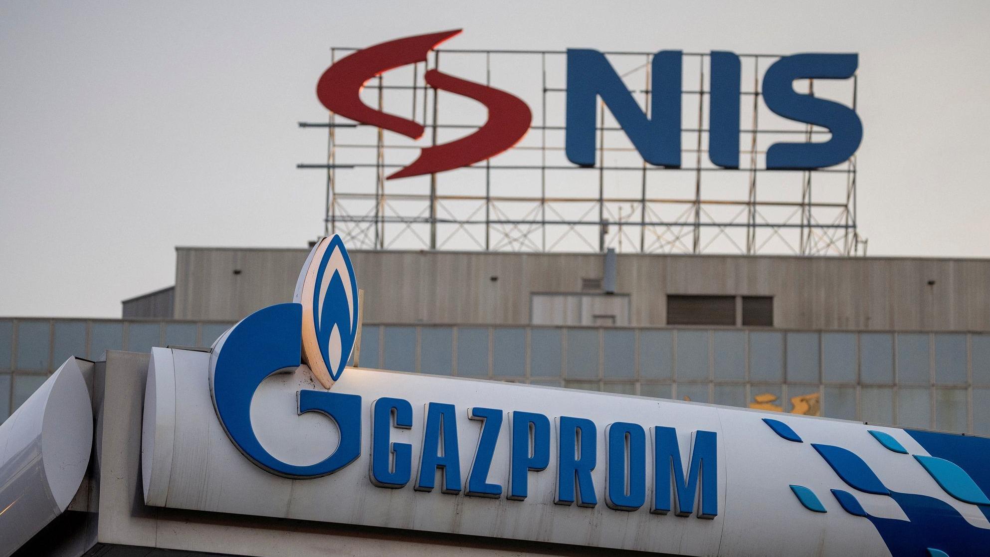 Logoi kompanija NIS i Gaspromnjeft u Beogradu