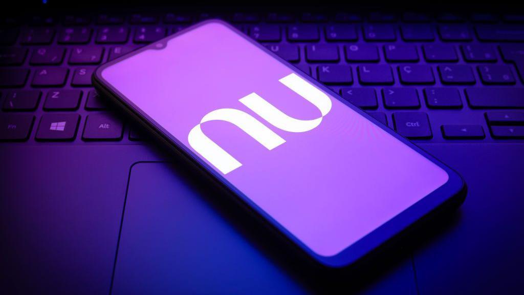 Celular com o logo da fintech Nubank