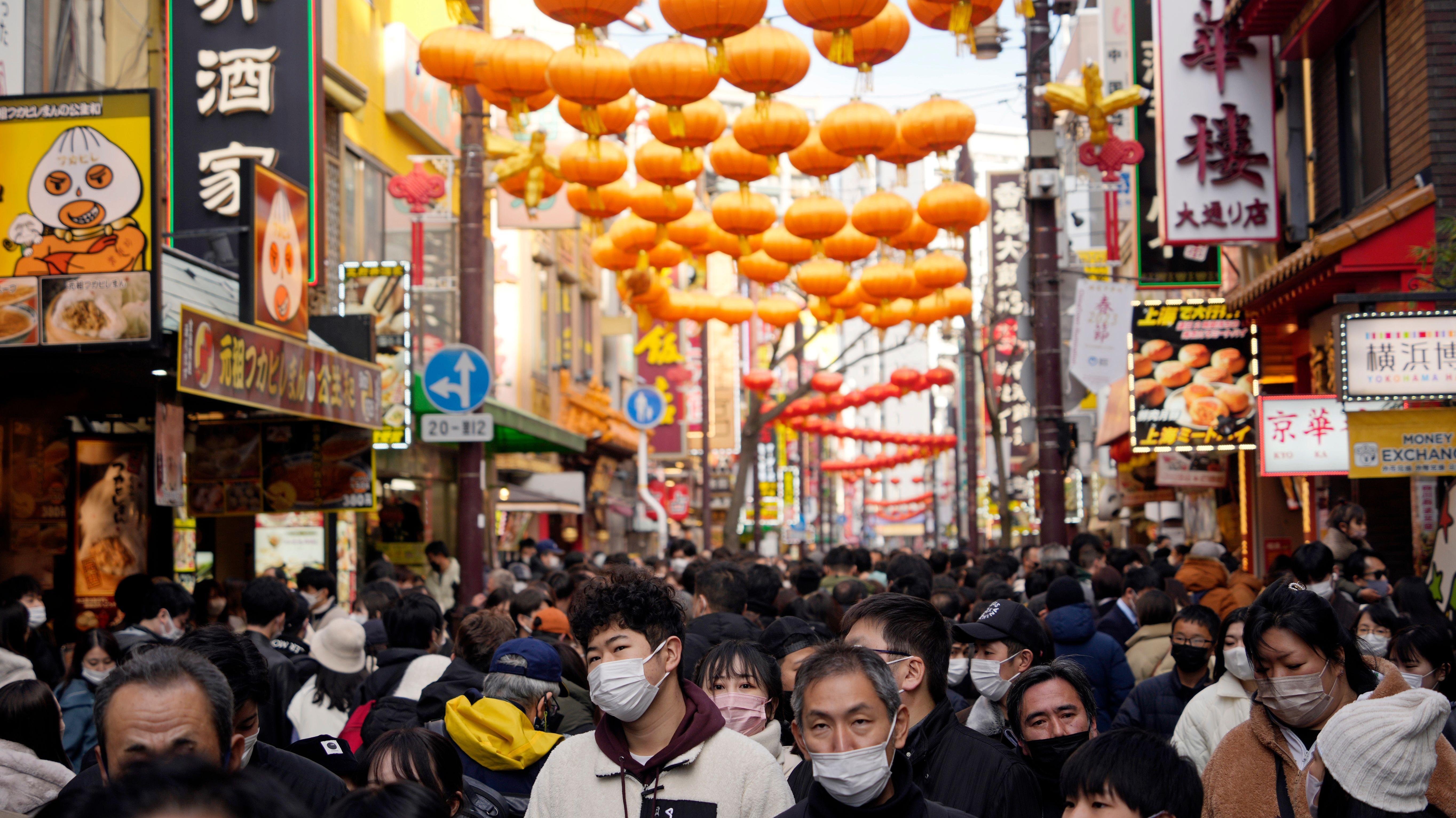 Pessoas em Yokohama, Jap&atilde;o, em janeiro de 2023