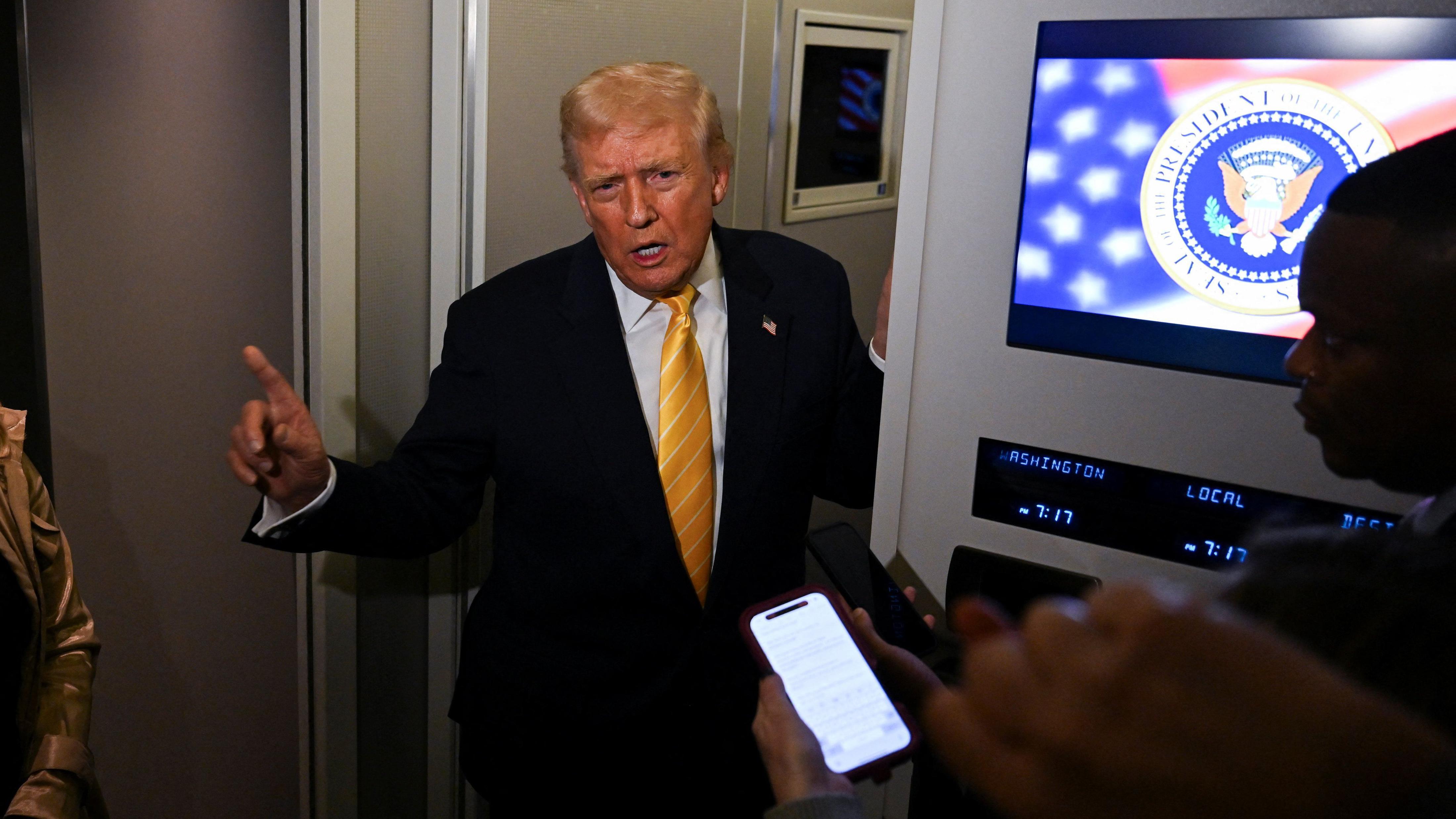 Donald Trump habla con periodistas a bordo del Air Force One.