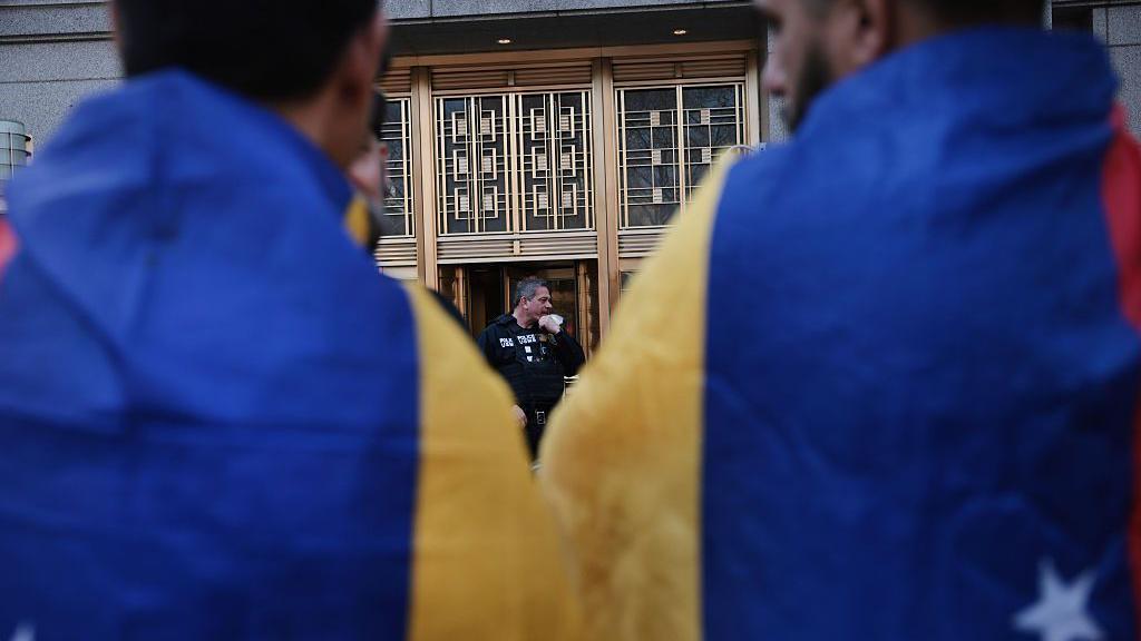Los manifestantes muestran su apoyo a la detención de Nicolás Maduro frente a un tribunal federal donde el expresidente venezolano se presenta ante la corte el 26 de marzo de 2026 en la ciudad de Nueva York. Nicolás Maduro y su esposa Cilia Flores fueron capturados por fuerzas militares de EE. UU. en Venezuela y enfrentan cargos de narco-terrorismo, tráfico de cocaína y armas. (Foto de Spencer Platt/Getty Images)