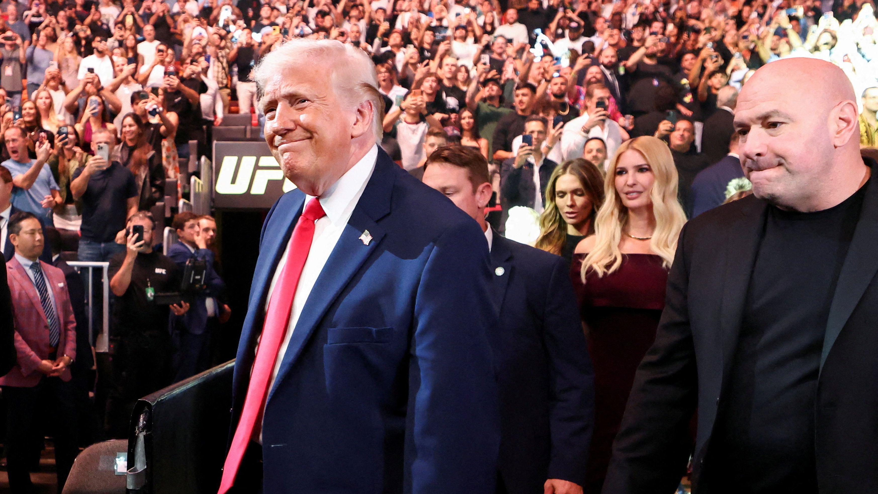 特朗普（中）在佛羅里達邁亞密出席終極格鬥冠軍賽（UFC）（11/4/2026）