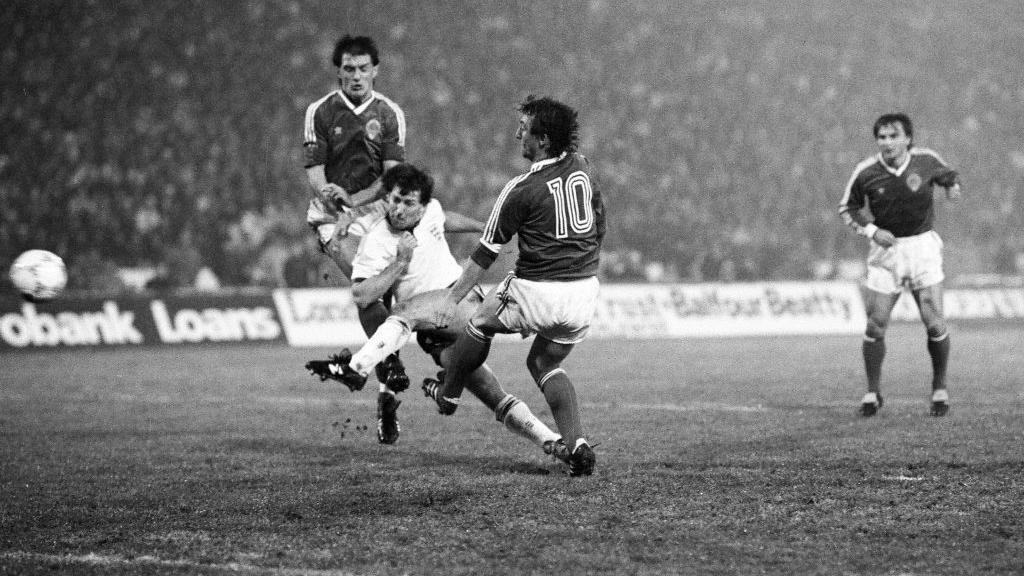 Mehmed Baždarević za BBC: 'Bosna može da prođe grupu, nisam doživeo ovakvu euforiju' 2 Mehmed Baždarević u duelu sa Englezom Brajanom Robsonom na kvalifikacionom meču u Beogradu za Evropsko prvenstvo 1988.
