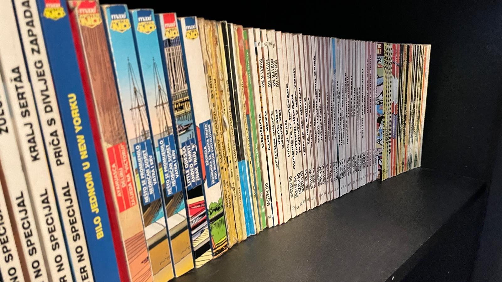 V&aacute;rios gibis enfileirados em uma prateleira