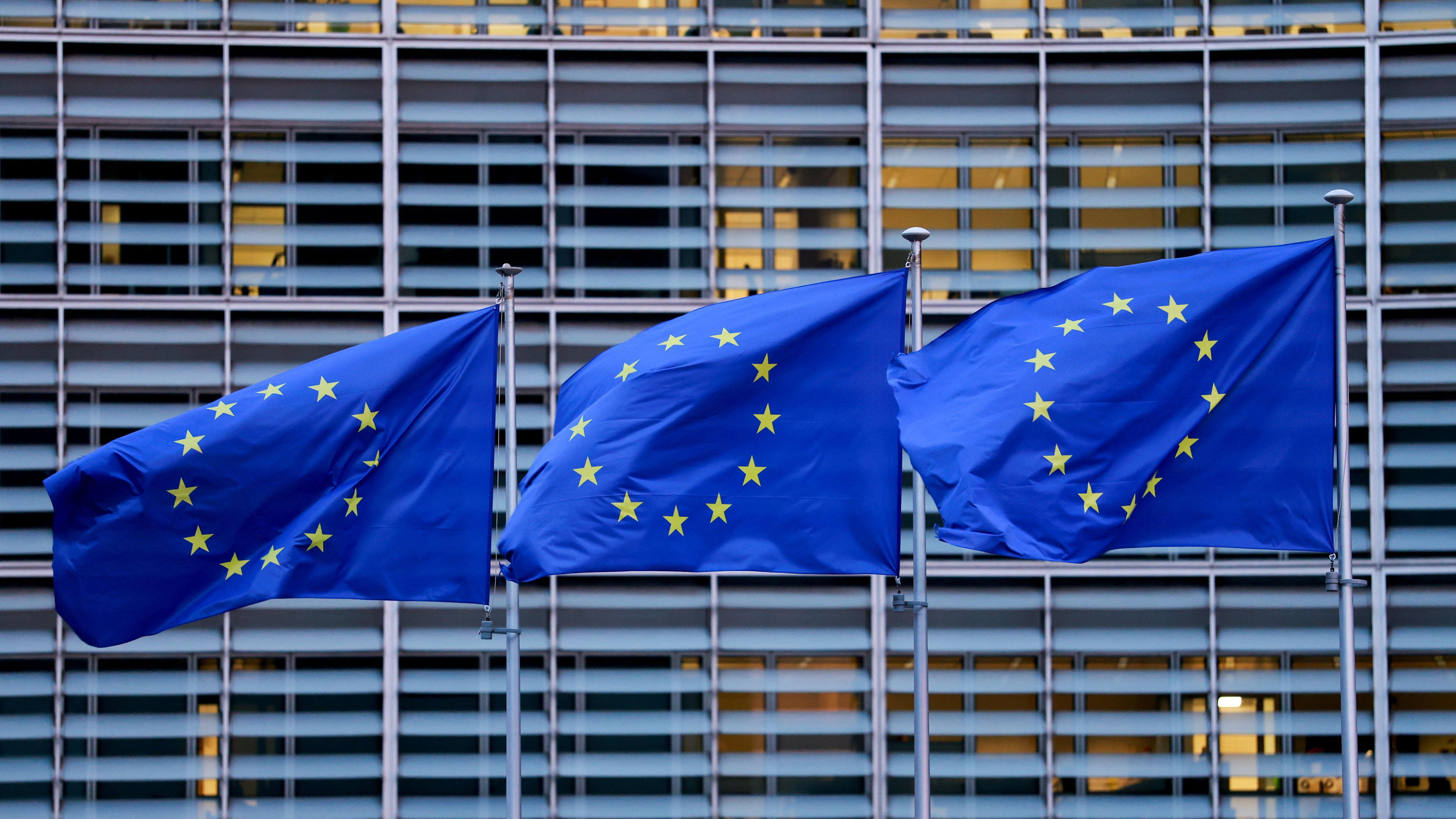 ثلاثة أعلام للاتحاد الأوروبي