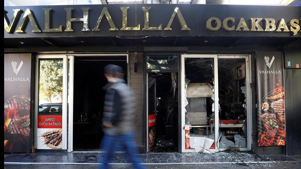 Čovek gleda u prolazu zapaljenu radnju turskog državljanina u Podgorici