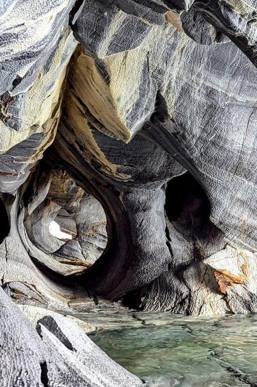 Las Cuevas de Mármol se formaron hace 10.000 a 15.000 años cuando el agua del lago disolvió lentamente los minerales en las rocas (Crédito: Egle Gerulaityte)