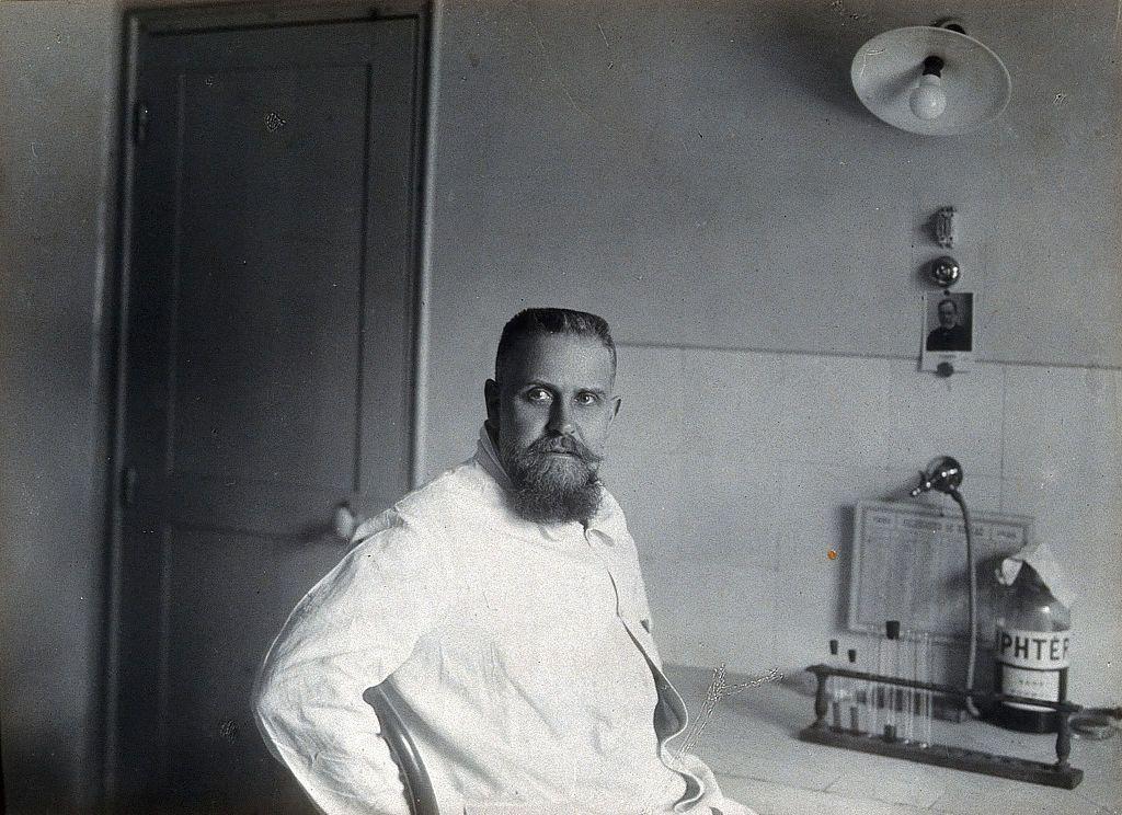 العالم الفرنسي غاستون رامون مطور لقاح التوكسيد للوقاية من الدفتيريا