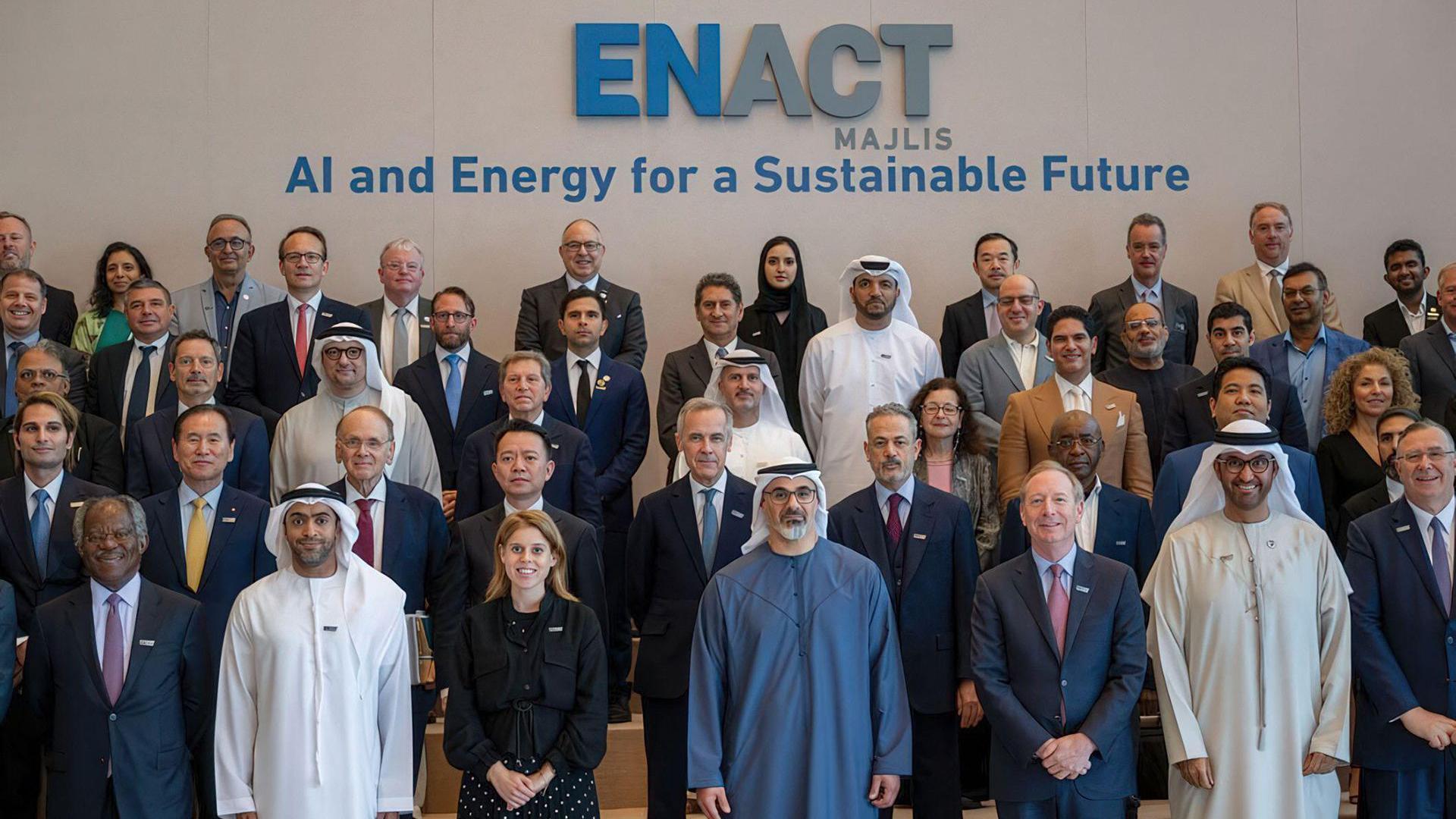 O xeque Khaled bin Mohamed bin Zayed Al Nahyan, príncipe herdeiro de Abu Dhabi (ao centro), inaugura a reunião do ENACT Majlis, com a princesa Beatrice de York, fundadora da BY-EQ (3ª da esquerda para a direita), e outros participantes.