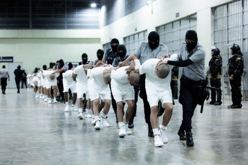 Detenidos en el Cecot. 