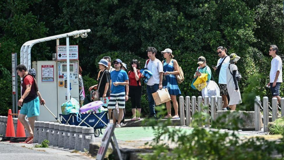 Japonya'da deprem sonrası tahliye edilen insanlar.