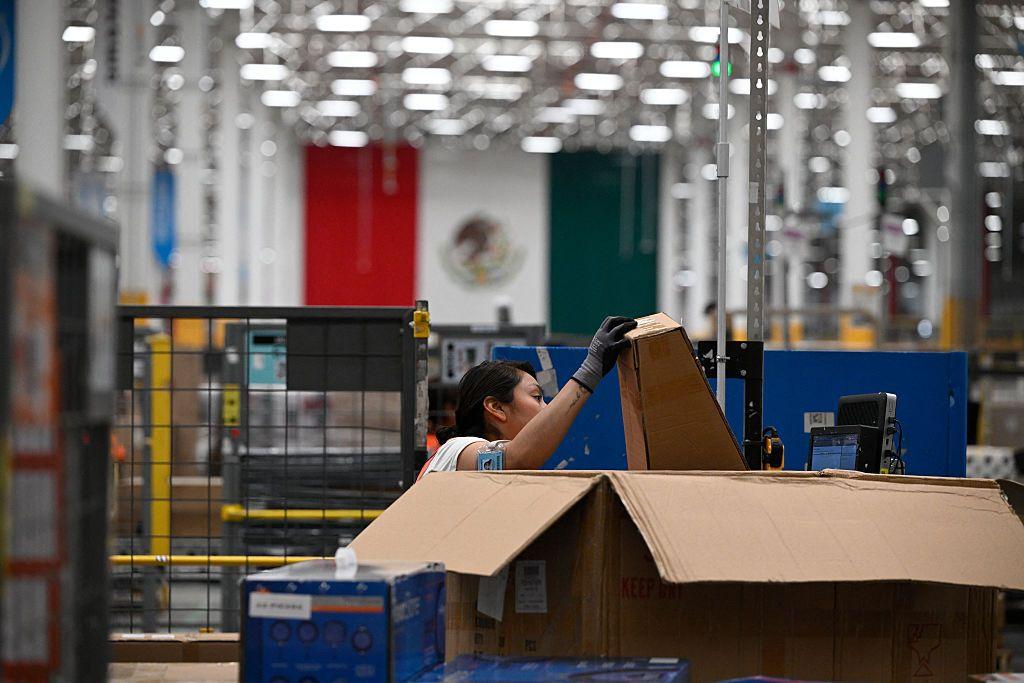 Una trabajadora en un almacén de Amazon en México