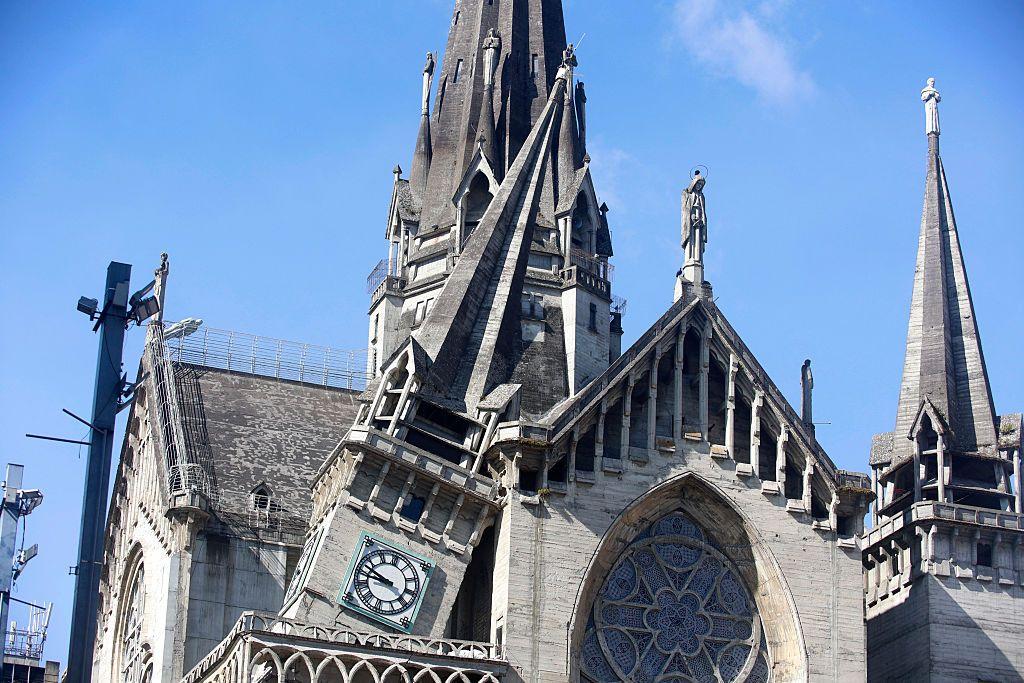 Las imágenes muestran los daños que sufrió la Catedral de Manizales tras el terremoto en Manizales, Colombia, el 10 de agosto de 2026. (Foto: Jonh Bonilla / AFP vía Getty Images)