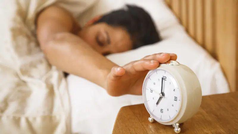 Žena pritiska sat na kojem se uključio alarm