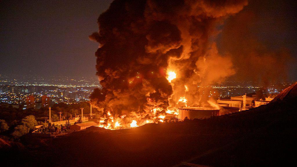 Fogo e fuma&ccedil;a se elevam ao c&eacute;u ap&oacute;s um ataque israelense ao dep&oacute;sito de petr&oacute;leo de Shahran, em Teer&atilde;, no dia 15 de junho de 2025