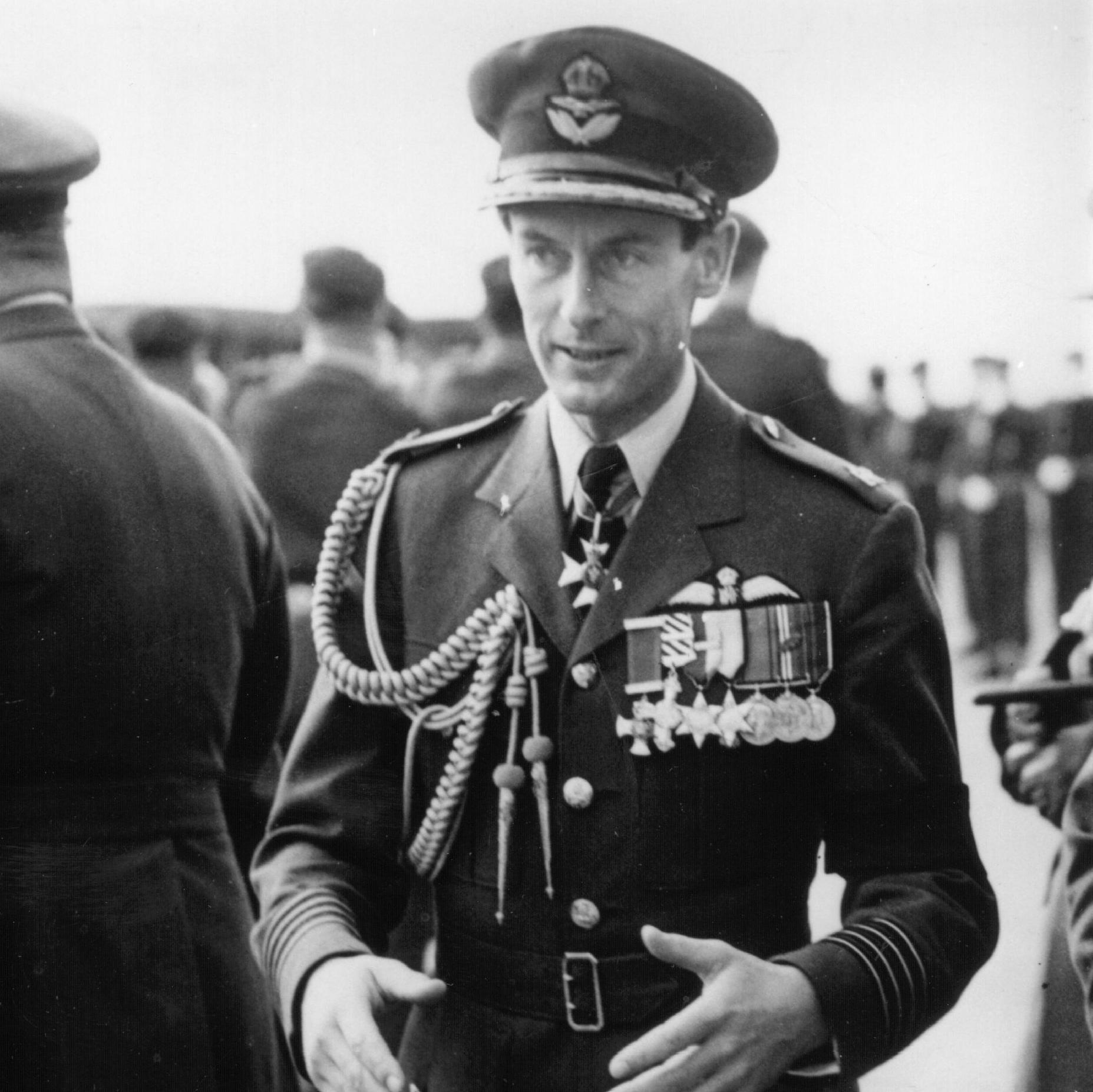 Un capitán de la Real Fuerza Aérea en uniforme con sendas condecoraciones en el pecho