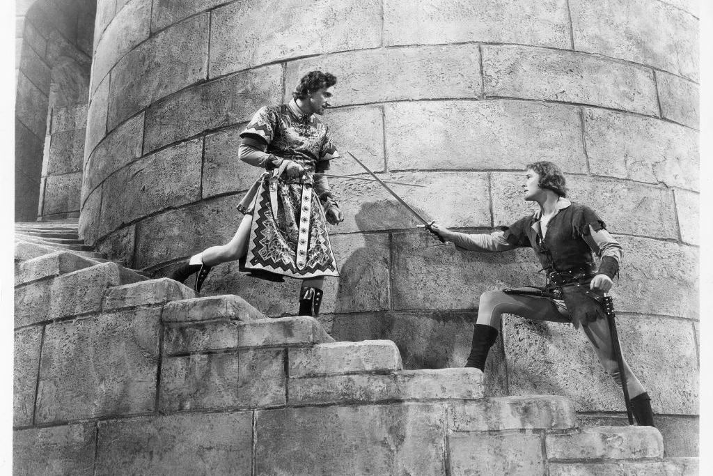 Errol Flynn, como Robin Hood, duela com Basil Rahtbone em uma escada, em cena do filme 'As Aventuras de Robin Hood' (1938)
