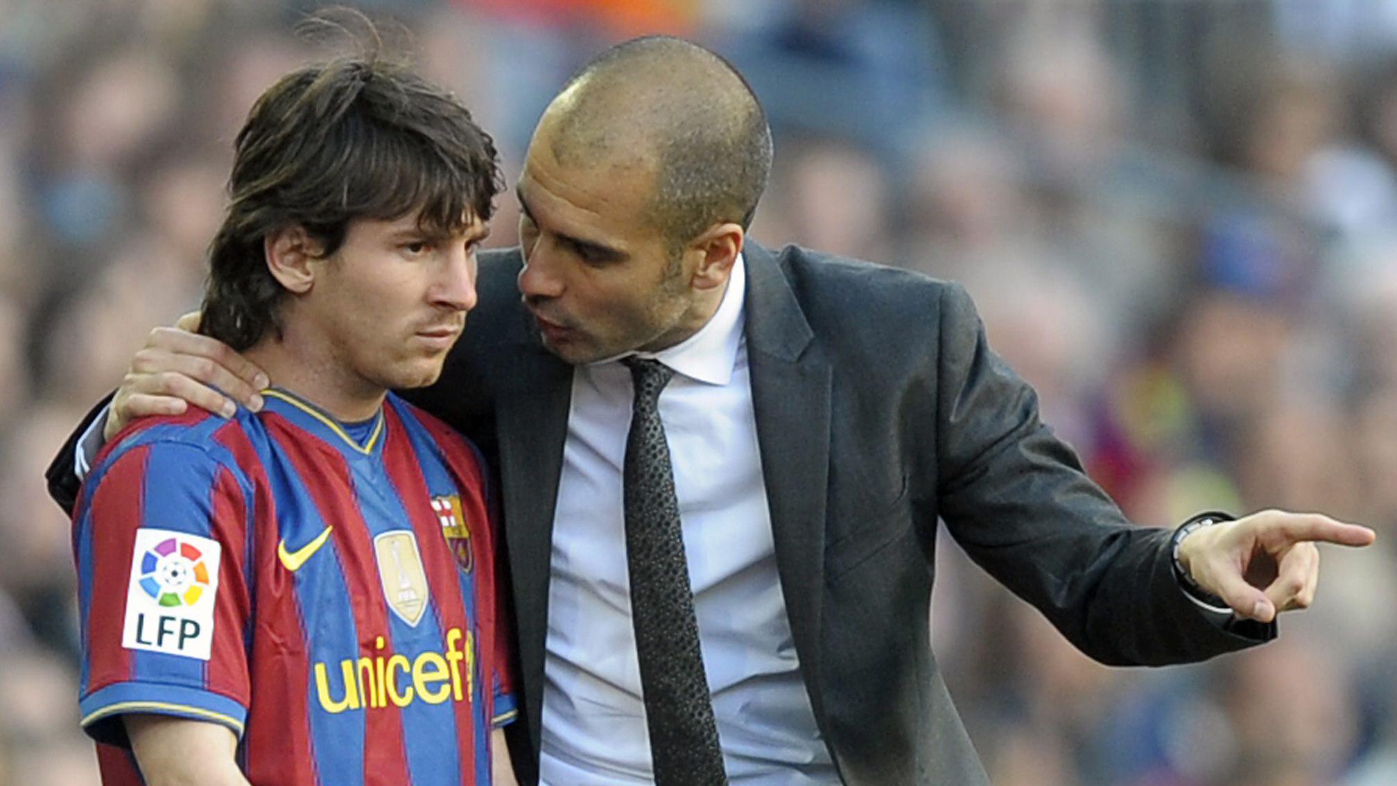 El entrenador del Barcelona Pep Guardiola con Lionel Messi, durante el partido de fútbol de la Liga española entre Barcelona y Jerez el 24 de abril de 2010 en el estadio Camp Nou de Barcelona.