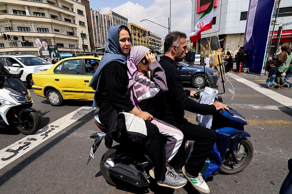 Tres personas a bordo de una moto en Teherán 