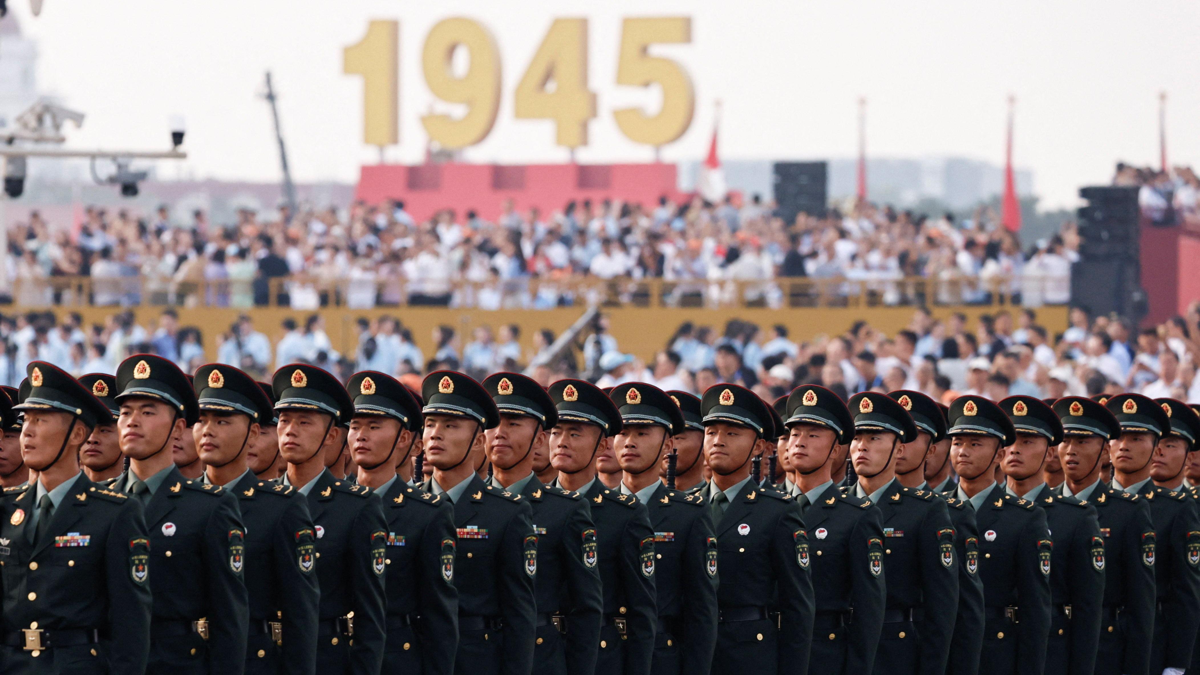 Soldados del Ejército Popular de Liberación (EPL) de China participan en un ensayo previo al desfile militar con motivo del 80º aniversario del fin de la Segunda Guerra Mundial, en Pekín, China.