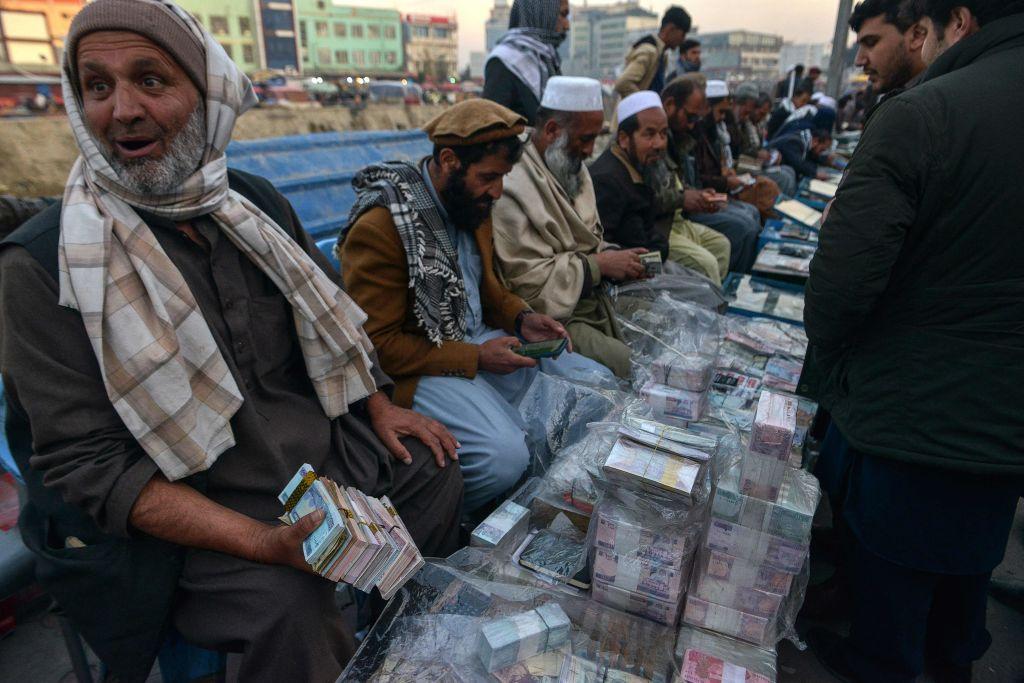 کابل میں پرنس پیلس میں موجود منی چینجرز