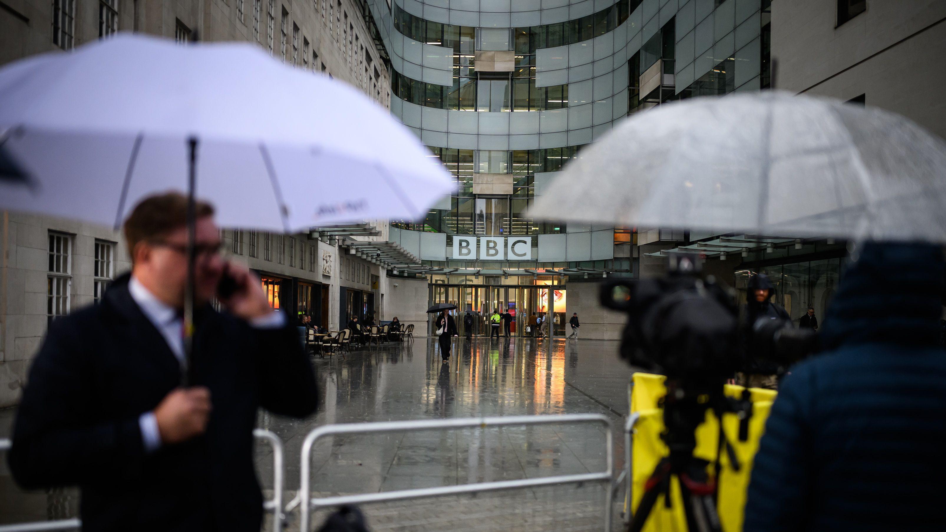 تجمع إعلاميون أمام مبنى الإذاعة في لندن، المملكة المتحدة، في 10 نوفمبر/تشرين الثاني 2025. 