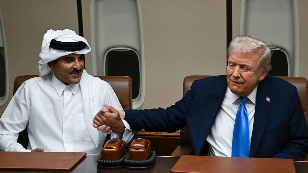 الرئيس الأمريكي دونالد ترامب وأمير قطر الشيخ تميم بن حمد آل ثاني.