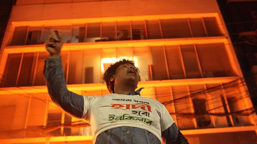 Violent protests in Bangladesh after youth leader dies one week after being shot