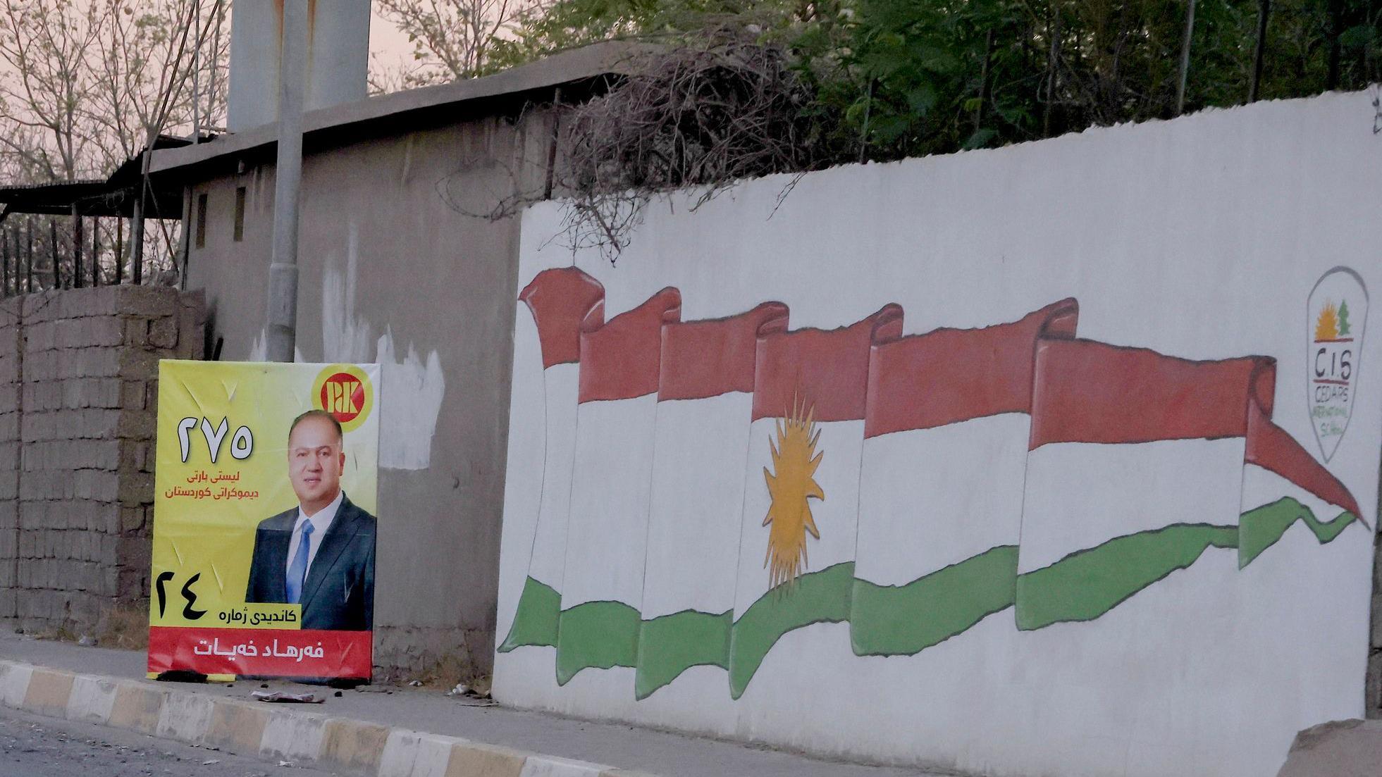 عُرض ملصق انتخابي لأحد المرشحين البرلمانيين على أحد الطرق في أربيل، العراق، قبيل الانتخابات البرلمانية العراقية في إقليم كردستان. 