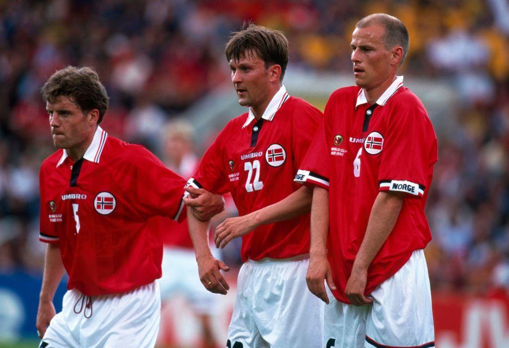 Stale Solbakken en una barrera durante el partido Noruega Escocia de 1998. 
