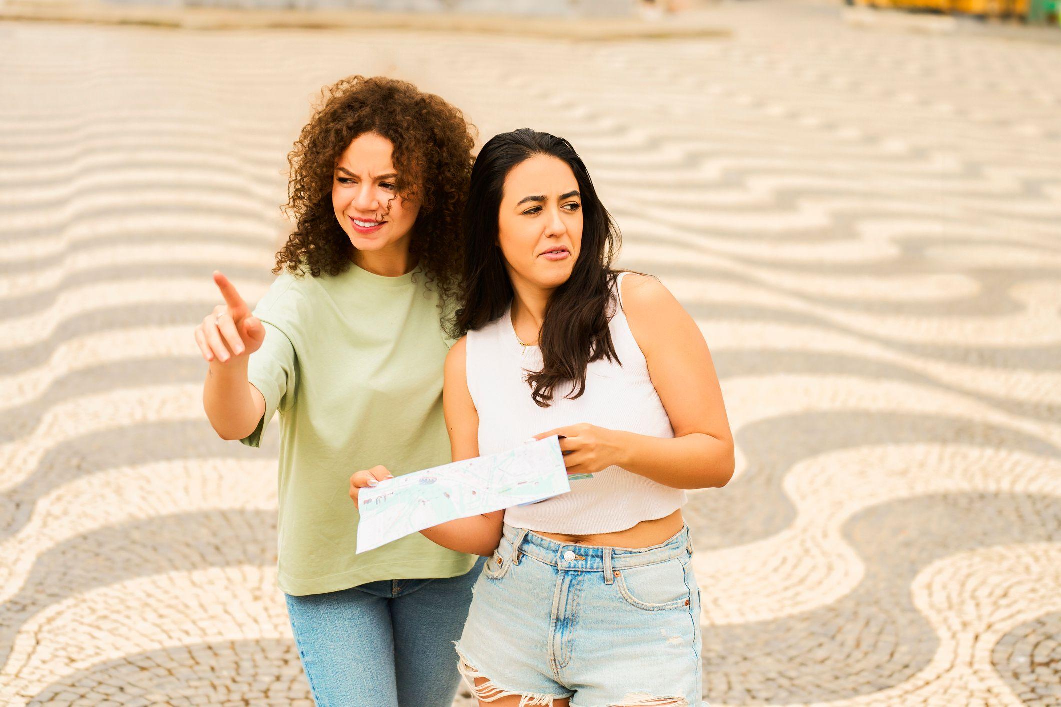 Dos amigas usando un mapa para ubicarse.