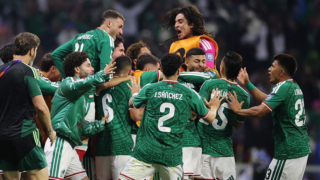 Mexico beat 10-man Ecuador to set up potential tie with England