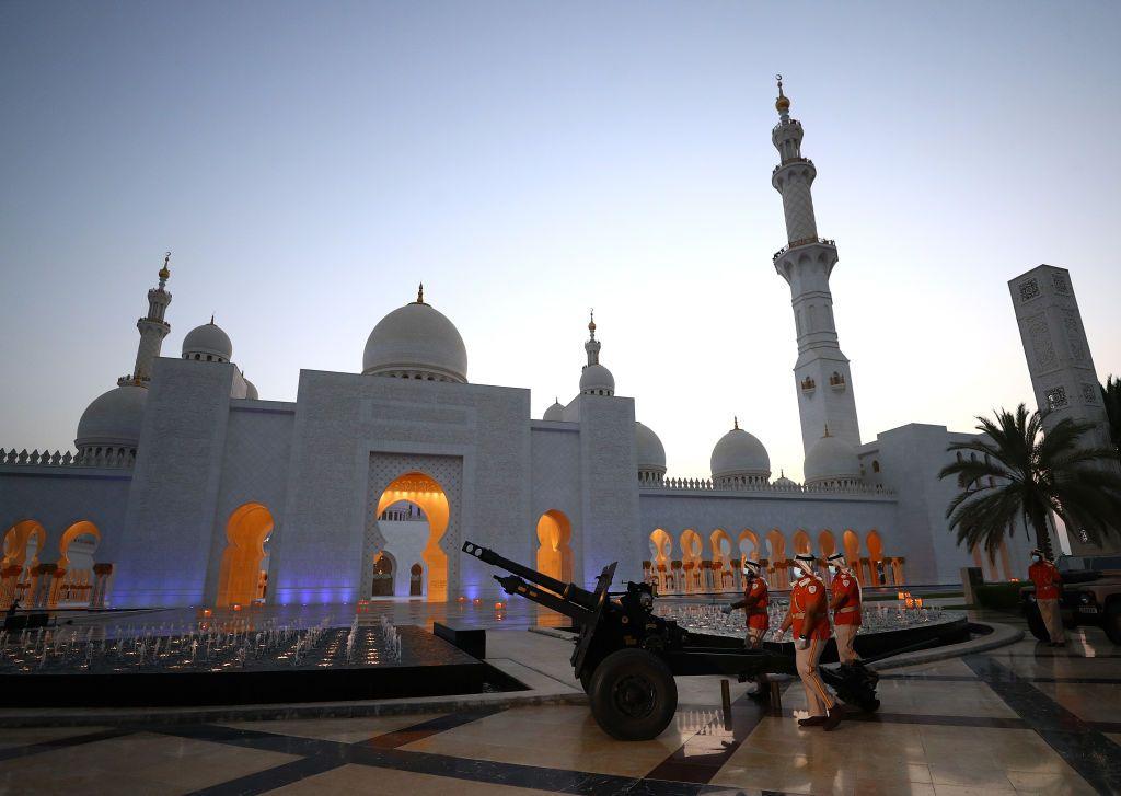 صورة تعود لمايو من عام 2020 حيث يطلق المدفع من جامع الشيخ زايد الكبير في أبوظبي إيذانا ببدء الإفطار