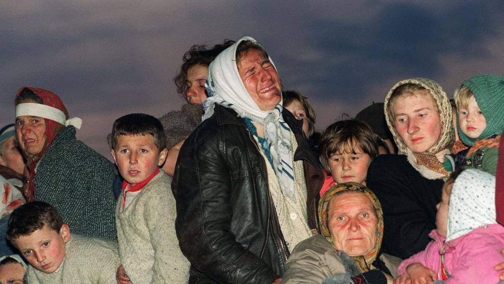 Mujeres bosnias lloran desoladas a su llegada al campo de refugiados de Tuzla tras ser evacuadas de Srebrenica en 1995.