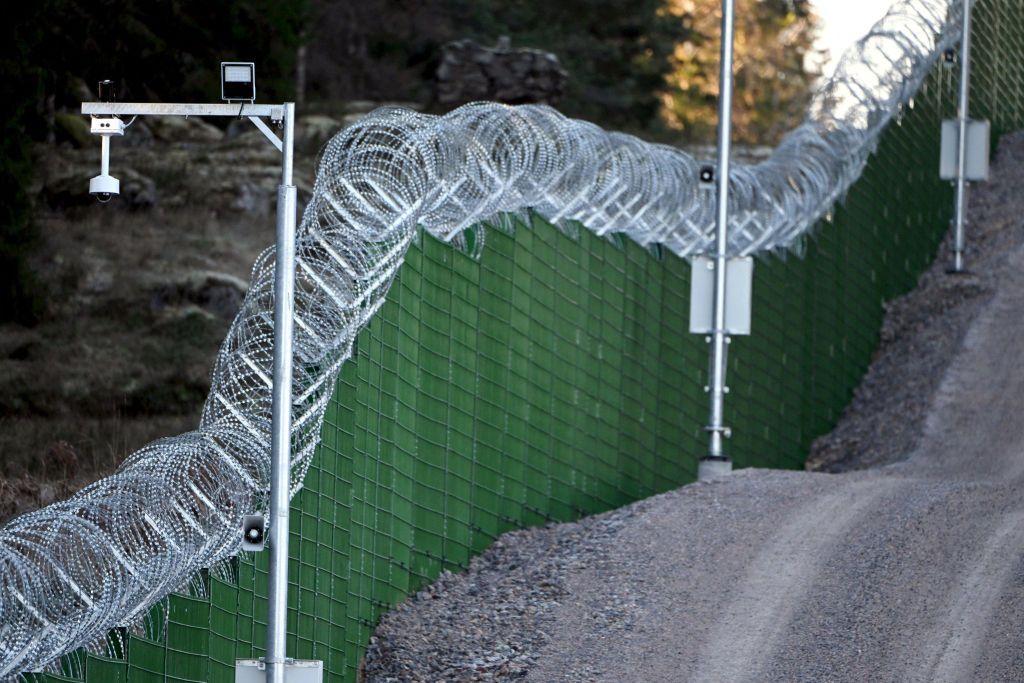 Una valla verde, con cámaras de seguridad y concertina de alambre de navajas a lo largo de la frontera entre Finlandia y Rusia.