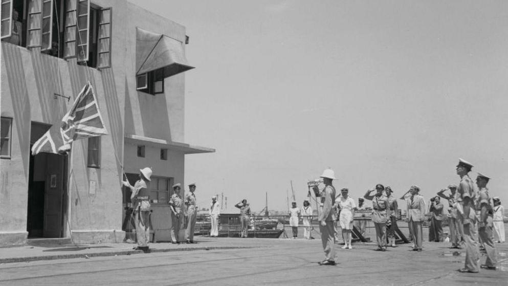 جنود بريطانيون ينزلون العلم