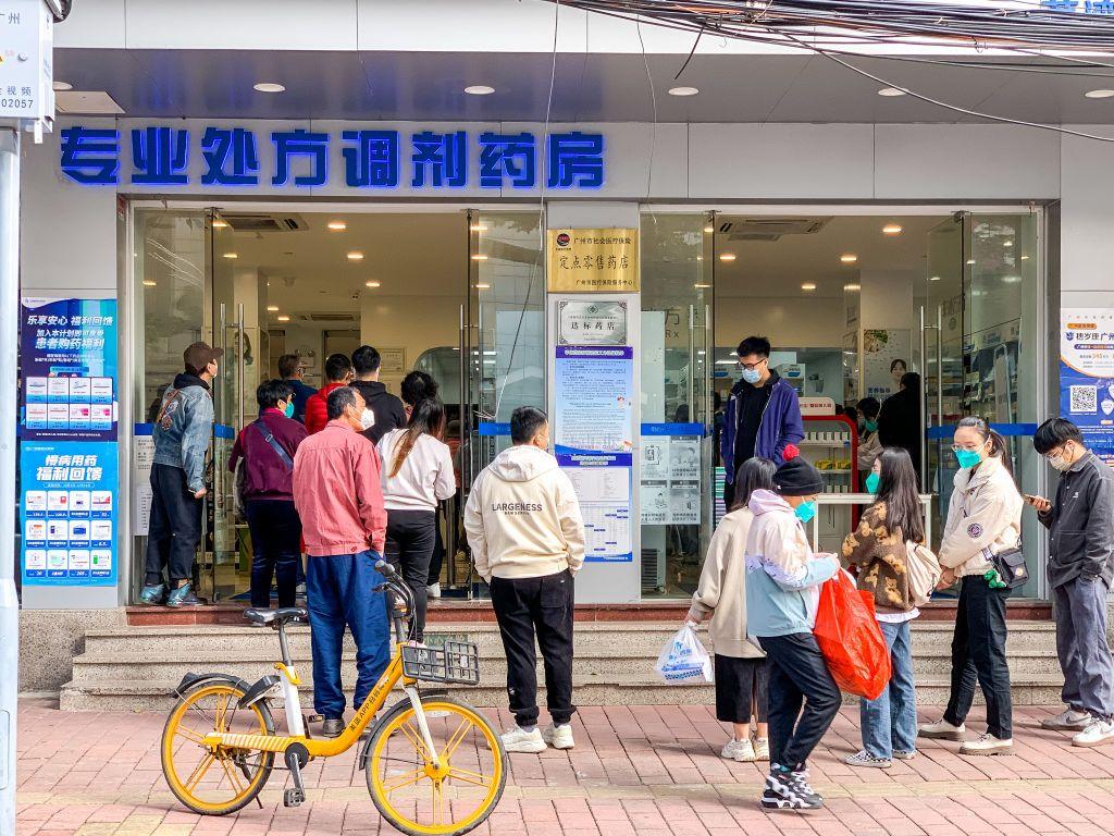 很多人排隊購藥