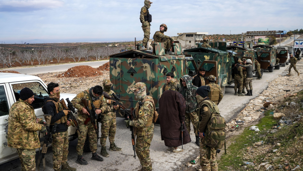 جنود من الجيش السوري متجه نحو دير حفار، بريف حلب الشرقي، في 14 يناير/كانون الثاني 2026، وسط توترات مع قوات سوريا الديمقراطية (قسد) ذات الأغلبية الكردية