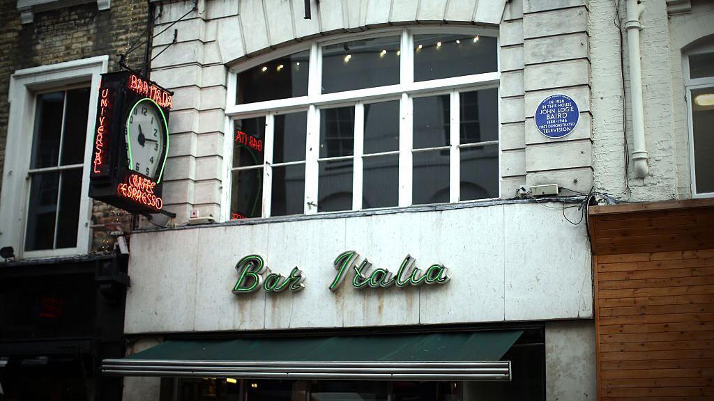 Fachada do prédio em 22 Frith Street, no distrito de Soho, em Londres, onde ficava o laboratório de John Logie Baird, com a placa azul comemorativa que marca o local