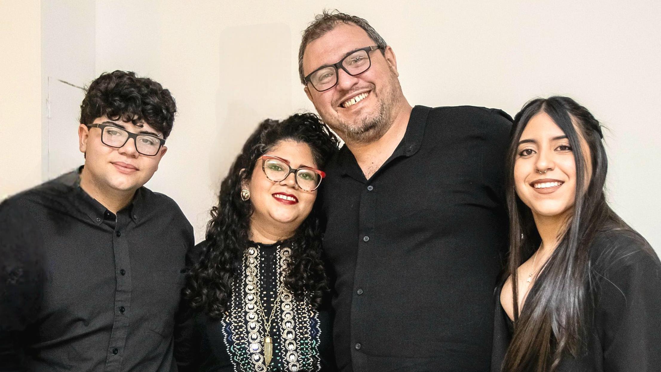 Un matrimonio heterosexual con sus dos hijos adolescentes